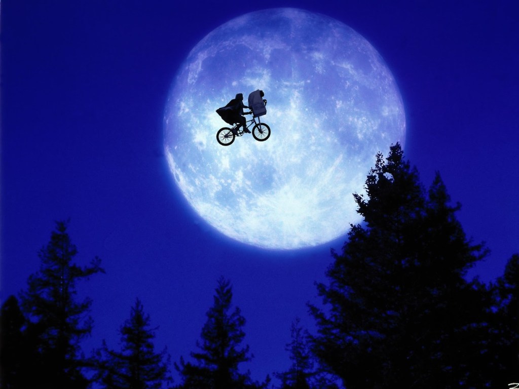 E.T. sur le vélo devant la lune